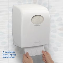 Kleenex 6780 luxusní papírové ručníky v roli do dávkovače